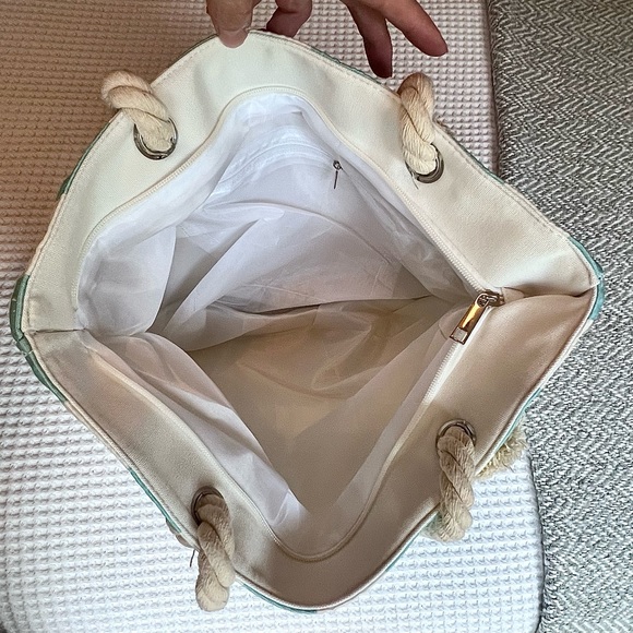 🌴Beach bag! Blue and white stripe tote perfect for summer or a wknd trip. NWOT - Picture 4 of 4